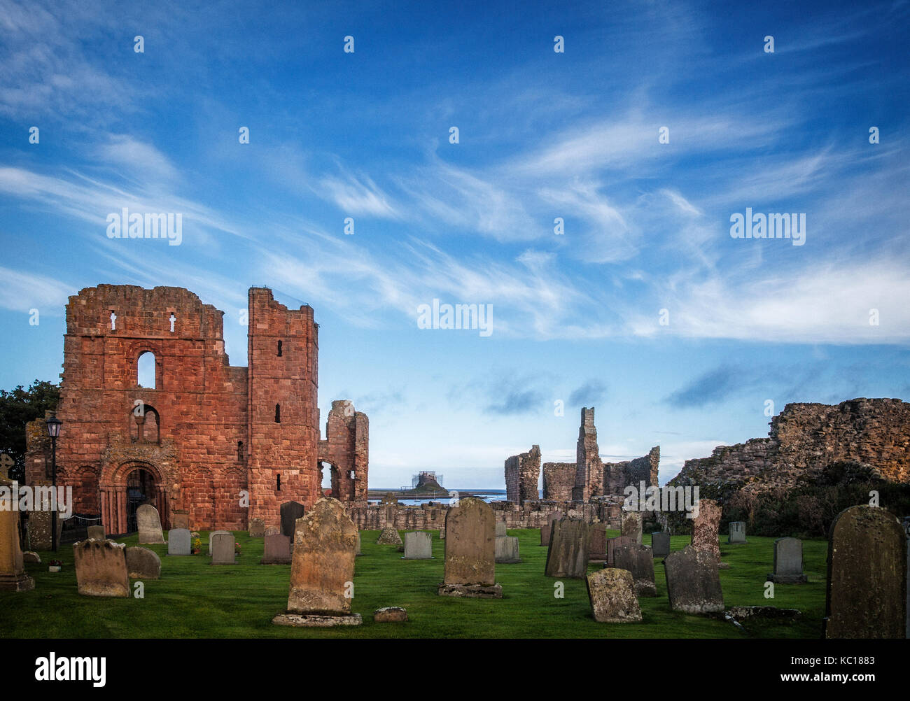 Le rovine della chiesa costruita intorno al 1150, sul sito del settimo secolo lindisfarne monastero sull isola santa, Berwick-upon-Tweed, Northumberland, Inghilterra Foto Stock