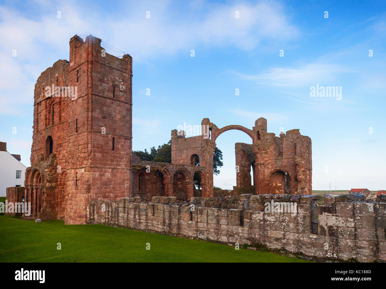 Le rovine della chiesa costruita intorno al 1150, sul sito del settimo secolo lindisfarne monastero sull isola santa, Berwick-upon-Tweed, Northumberland, Inghilterra Foto Stock