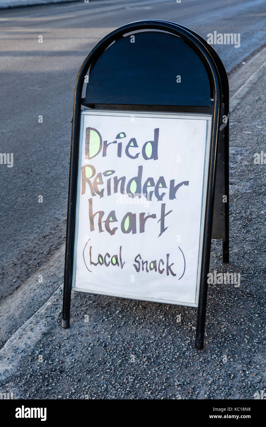 Un bordo di pubblicità segno 'dried renne cuore" (un snack locali) in Tromso, Norvegia Foto Stock
