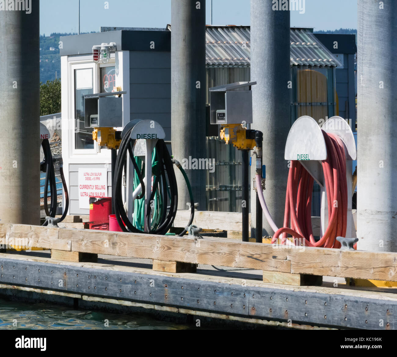 Gasolio pompe per gas sono seduti pronti per qualsiasi imbarcazione che necessita di carburante per tirare lungo il lato. Foto Stock