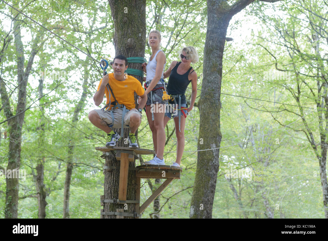 Sulle funi nel parco avventura Foto Stock