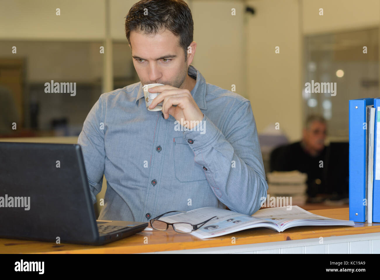 Lavoratore la navigazione internet Foto Stock