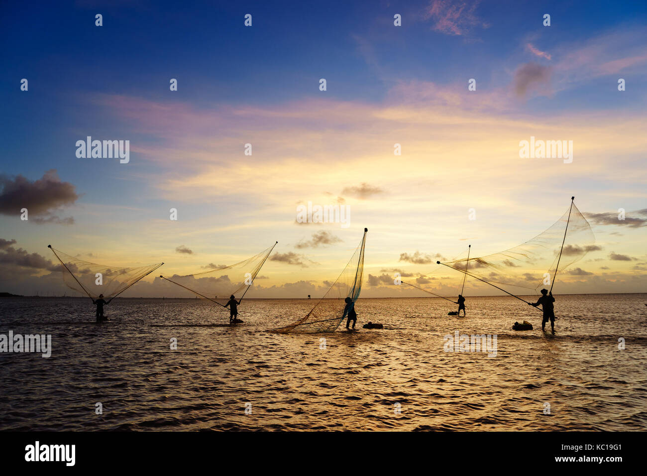 Ci sono molti pescatori sono la pesca sulla spiaggia di Alba, il delta del Mekong, Bac Lieu, Vietnam Foto Stock