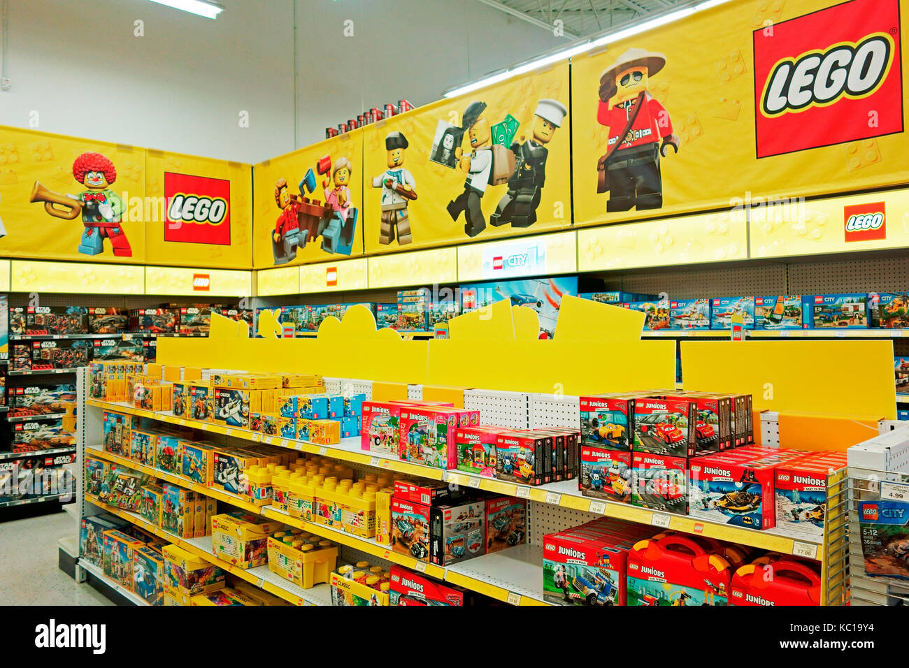 Un display di giocattoli Lego in un grande magazzino Foto Stock