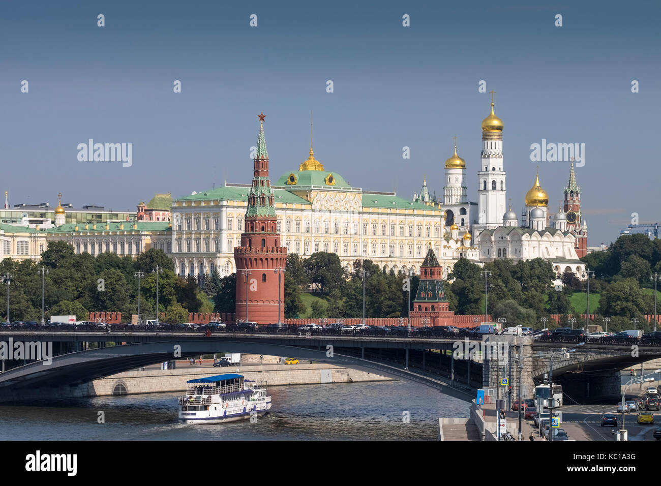 Paesaggio urbano in vista della Torre Vodovzvodnaya sul lato occidentale del Cremlino, affacciato sul fiume di Mosca Mosca, Russia. Foto Stock