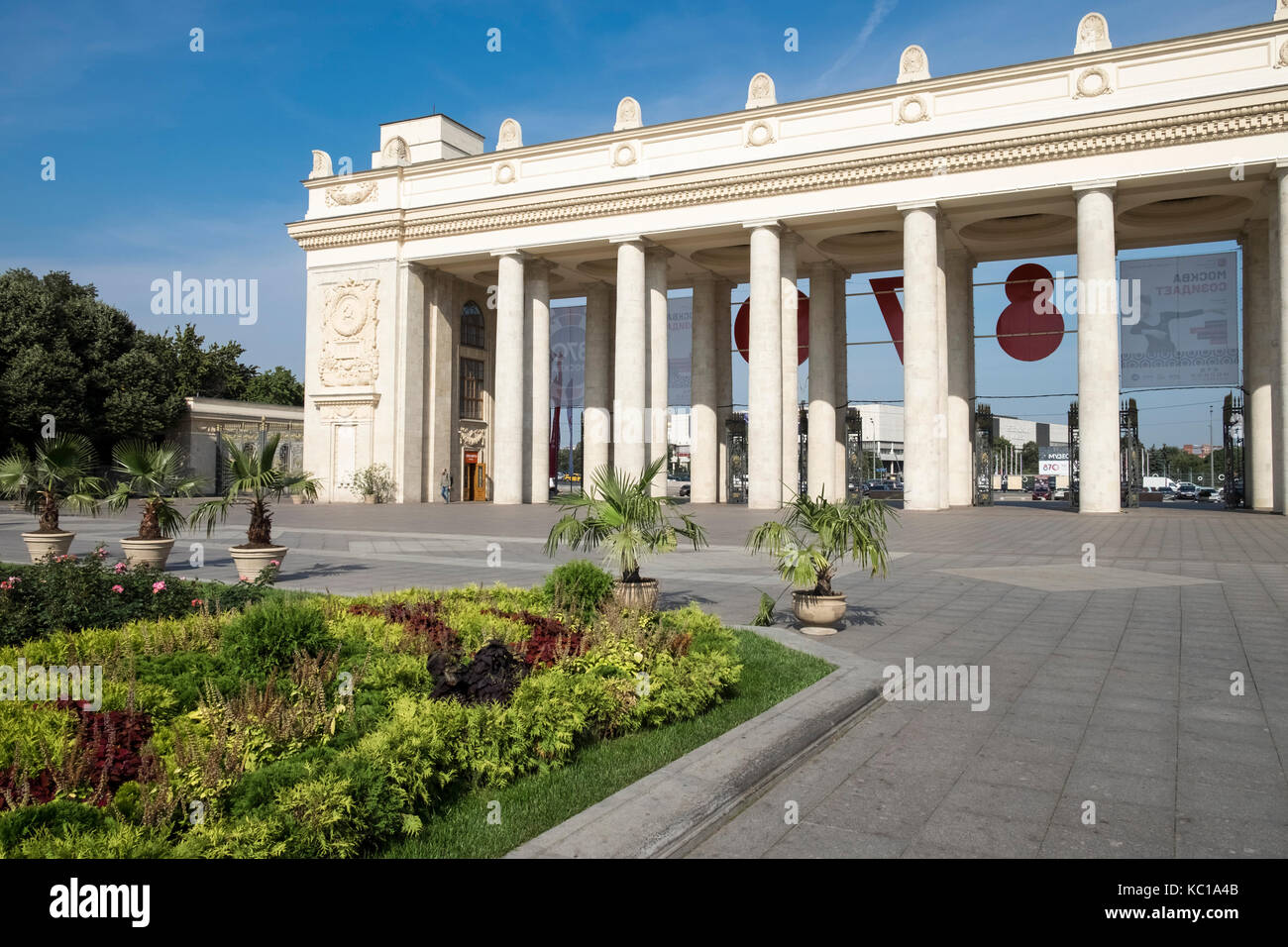Portale principale di ingresso al Gorky Park, AKA Central Park di riposo e cultura, 9, Krymskiy Val, Mosca, 117049, Russia. Foto Stock