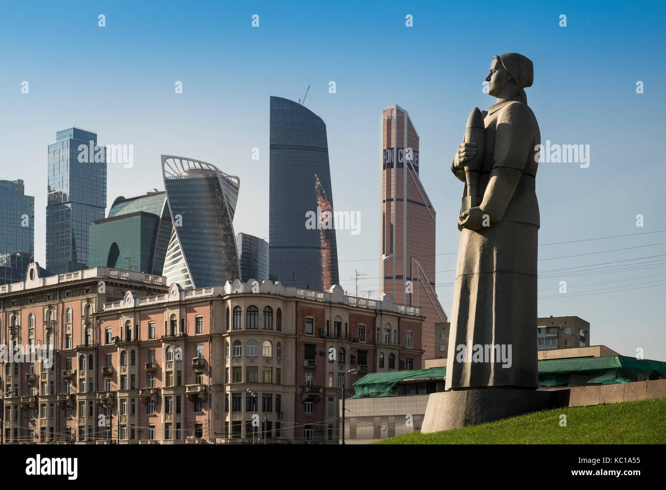 A WW2 monumento nel distretto di Dorogomilovo, con centro Business Internazionale di grattacieli in background, Mosca, Russia. Foto Stock