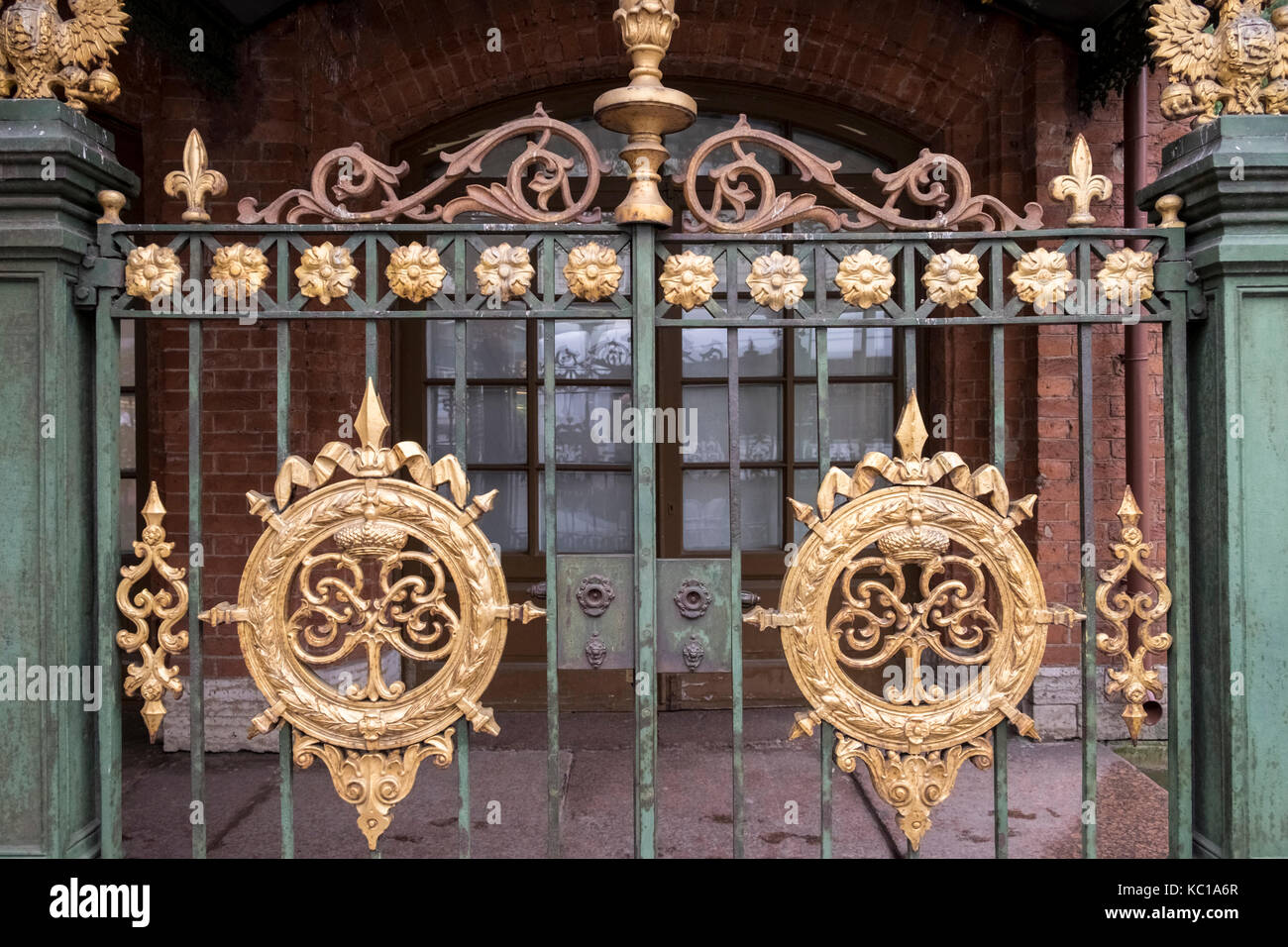 Cancelli di ingresso alla cabina di Pietro il Grande e di una piccola casa in legno e il primo "palazzo" di San Pietroburgo, Russia Foto Stock