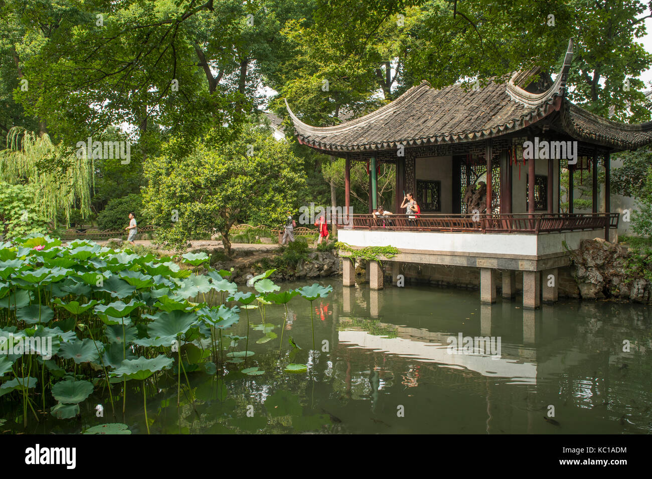 Lontano cercando pavilion, umile administrator's garden, Suzhou, Cina Foto Stock
