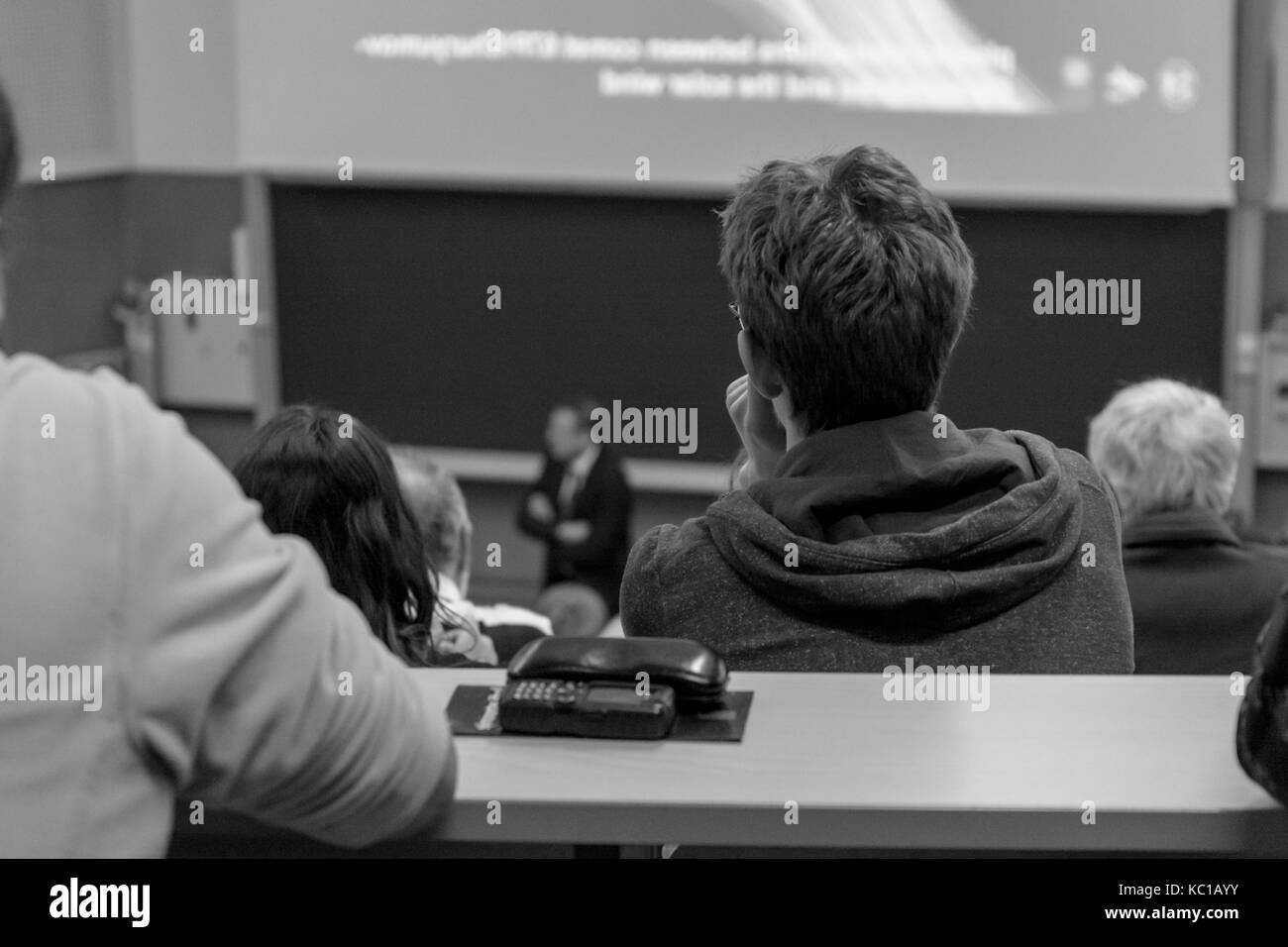 Persone che ascoltano la presentazione. Foto Stock