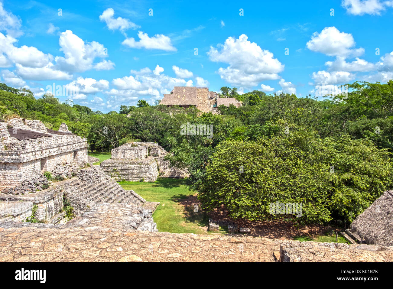 Vista su ek balam, Yucatan, Messico compreso templi e piramide Foto Stock
