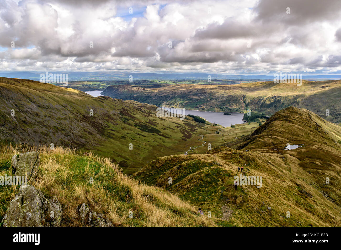 Ampio angolo di visualizzazione su riggingdale e ruvide rupe verso scafell e mardale testa Foto Stock