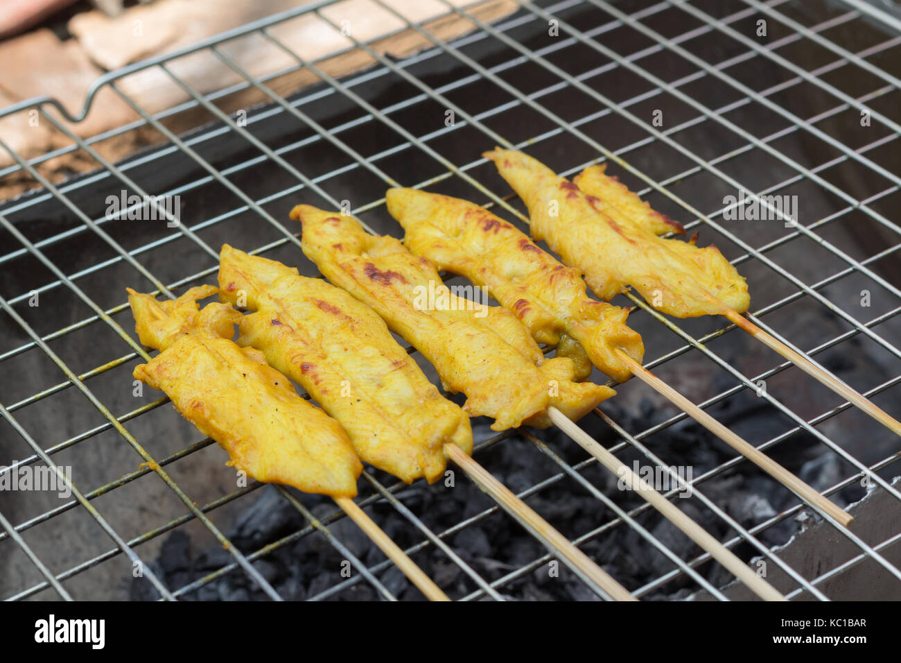 Grigliate di carne di pollo tailandese con erbe e spezie (Satay in Thai, messa a fuoco selettiva) Foto Stock