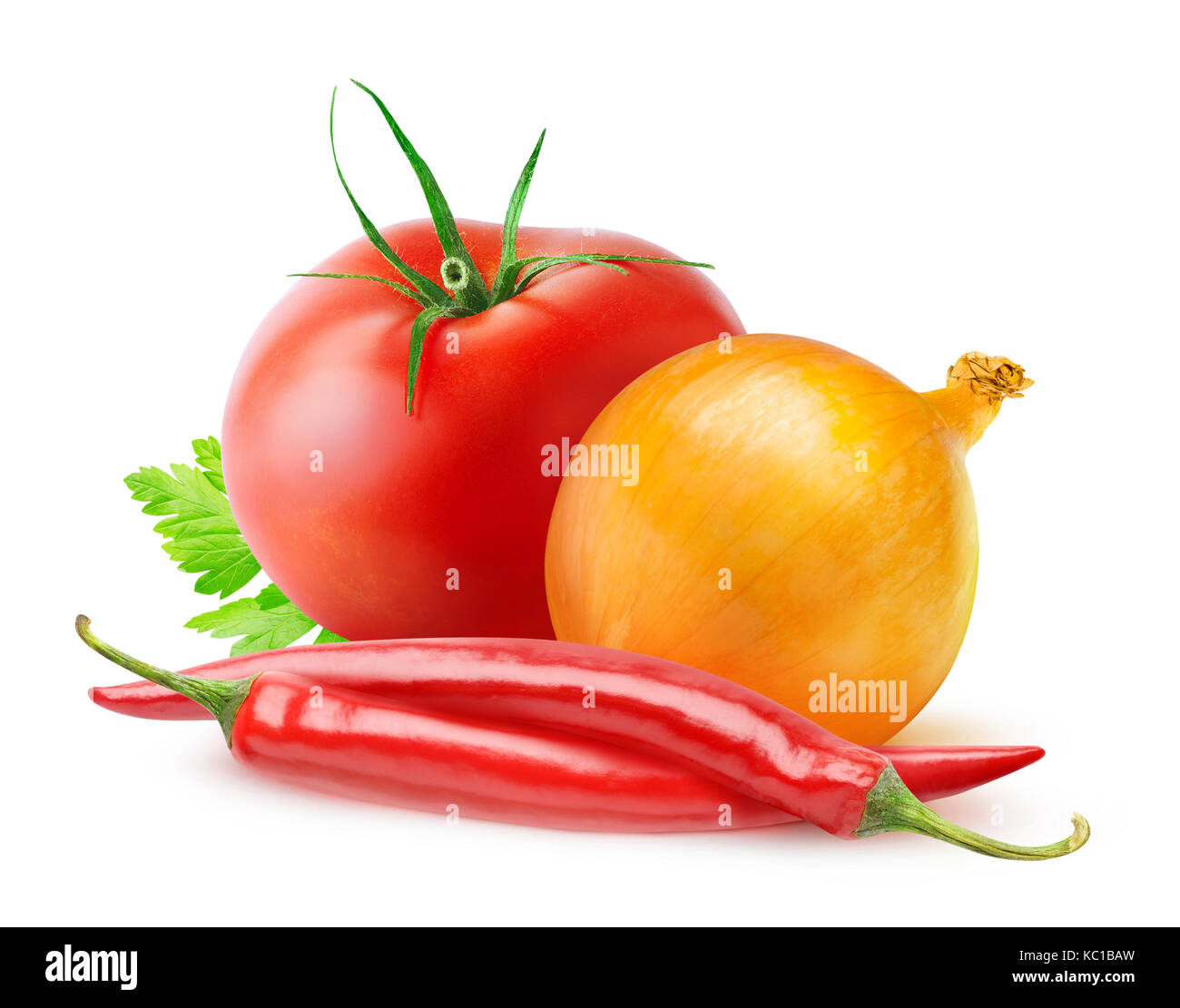 Verdure isolato. pomodori freschi, cipolle e peperoncino (hot ketchup ingredienti) isolato su sfondo bianco con tracciato di ritaglio Foto Stock