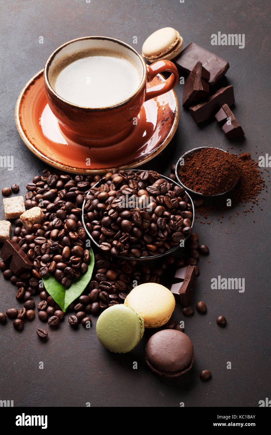 Tazza da caffè, fagioli, cioccolato su sfondo di pietra Foto Stock