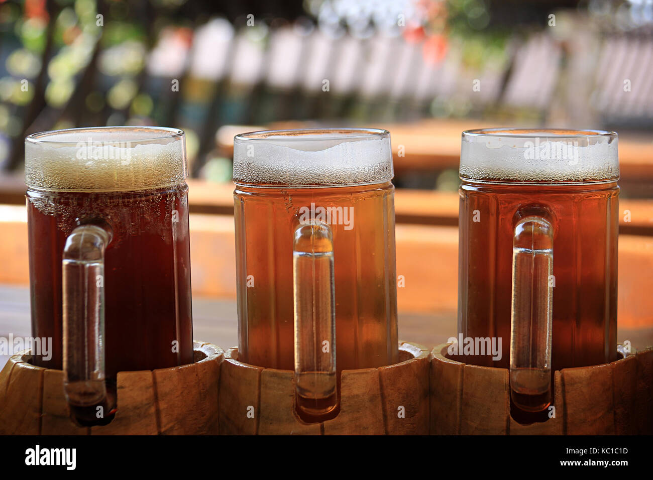 Tre bicchieri di birra contenenti ciascuna un tipo diverso. Foto Stock