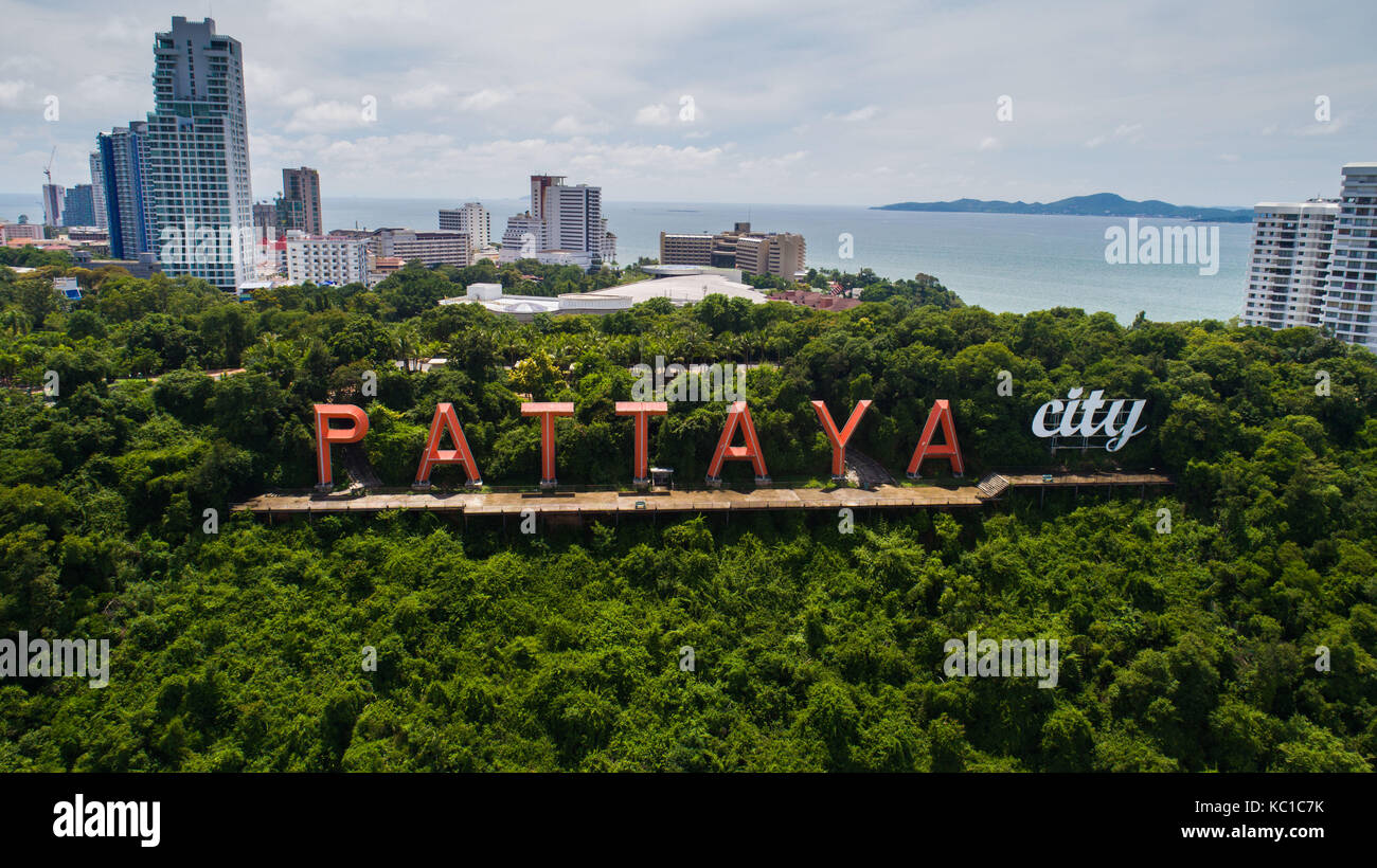 Antenna fuco vista della città di Pattaya segno durante le belle giornate estive Foto Stock