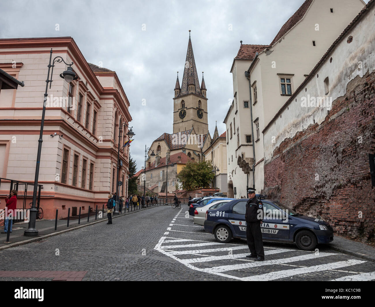 Sibiu, Romania settembre 22, 2017: Sibiu ufficiale di polizia a guardare la città alta di Sibiu, in Transilvania in una strada medievale della città Foto Stock