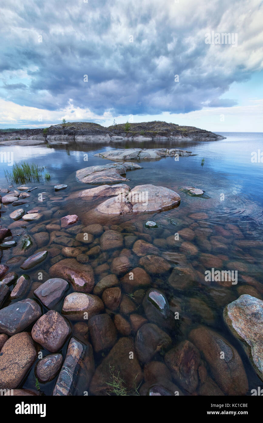 Lakeside foto scattata alla mattina presto a ladoga skerries, regione della Karelia, Russia. grave cielo nuvoloso di questo paesaggio del nord è accompagnato da dure Foto Stock
