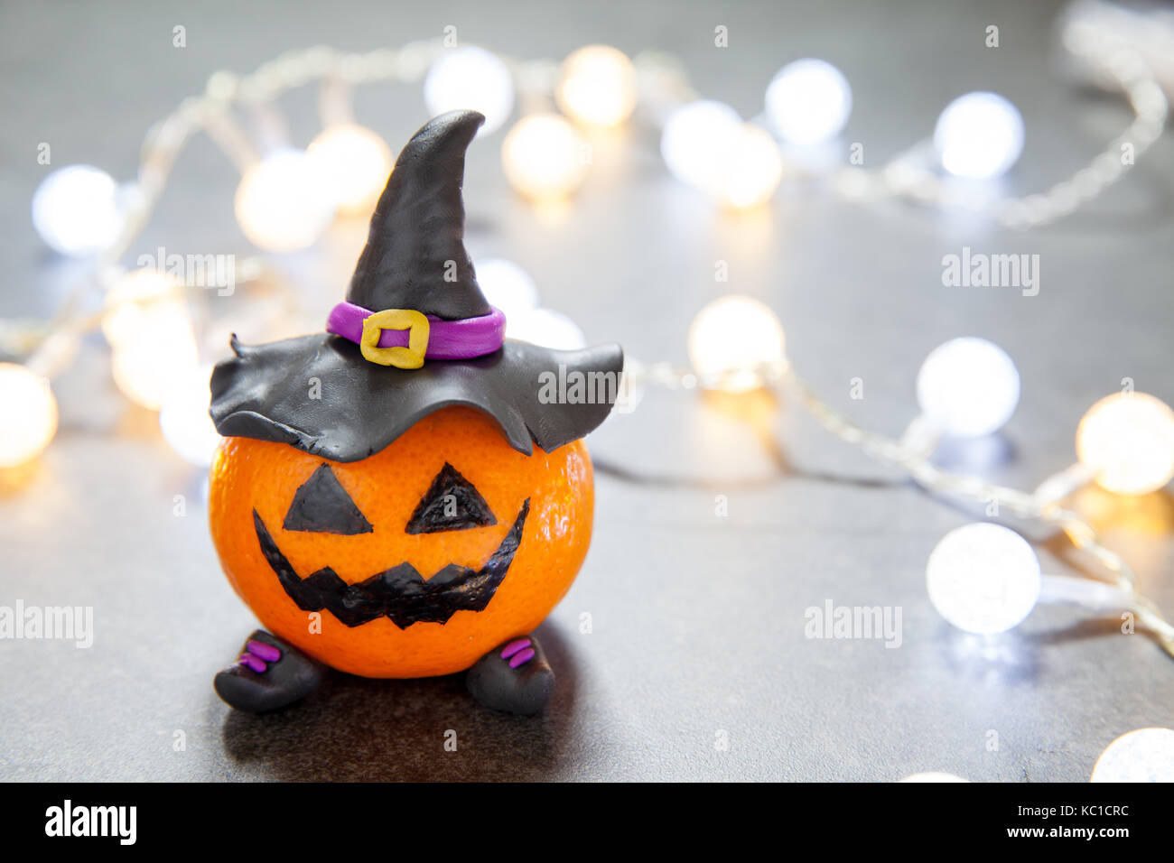 Zucca di Halloween mandarino con il nero streghe hat Foto Stock