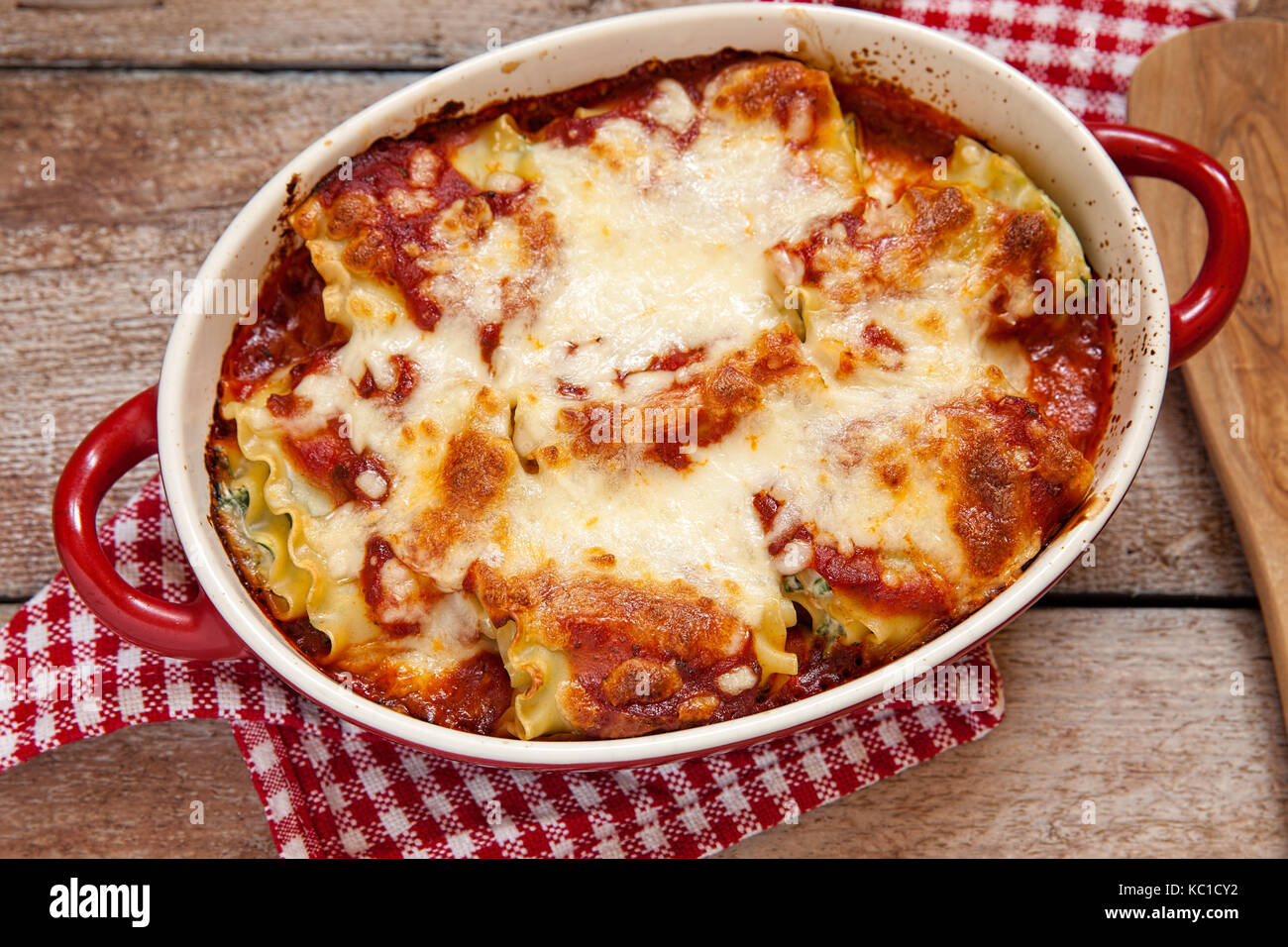 Le lasagne italiane rotoli con pomodori gli spinaci e ricotta Foto Stock