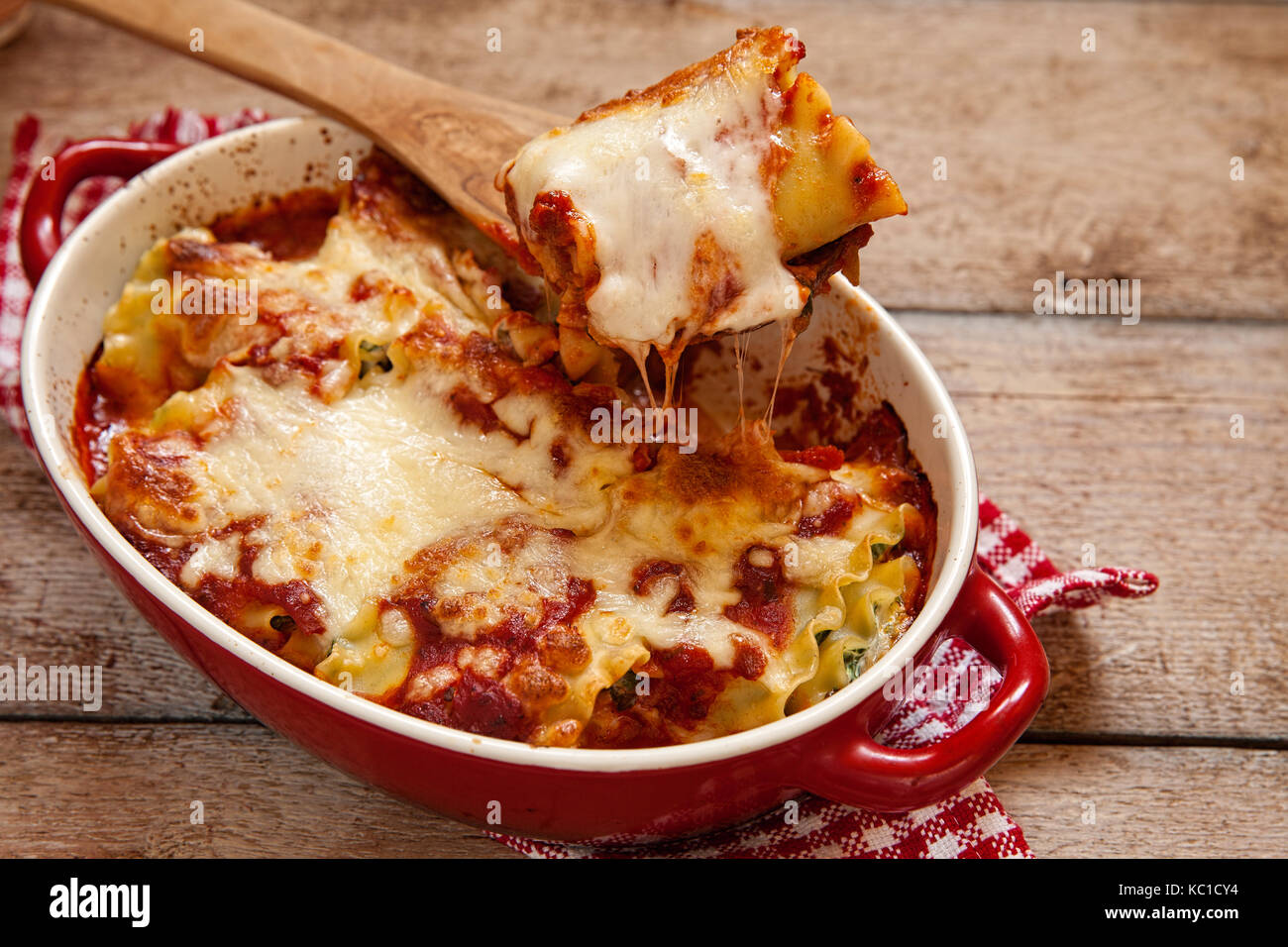 Le lasagne italiane rotoli con pomodori gli spinaci e ricotta Foto Stock