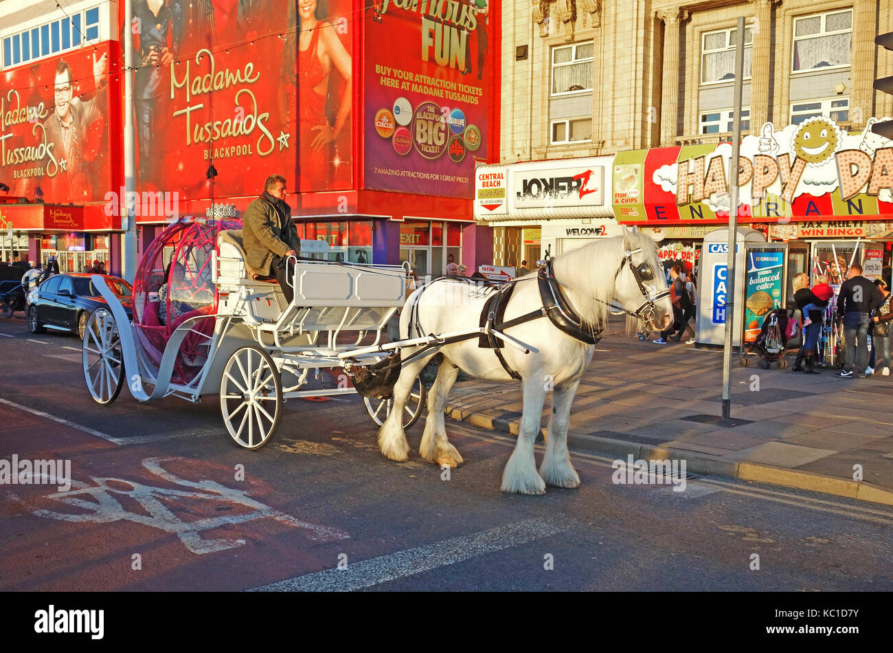 Un carro trainato da cavalli corrono lungo il Golden Mile di Blackpool, Inghilterra, Regno Unito. Foto Stock