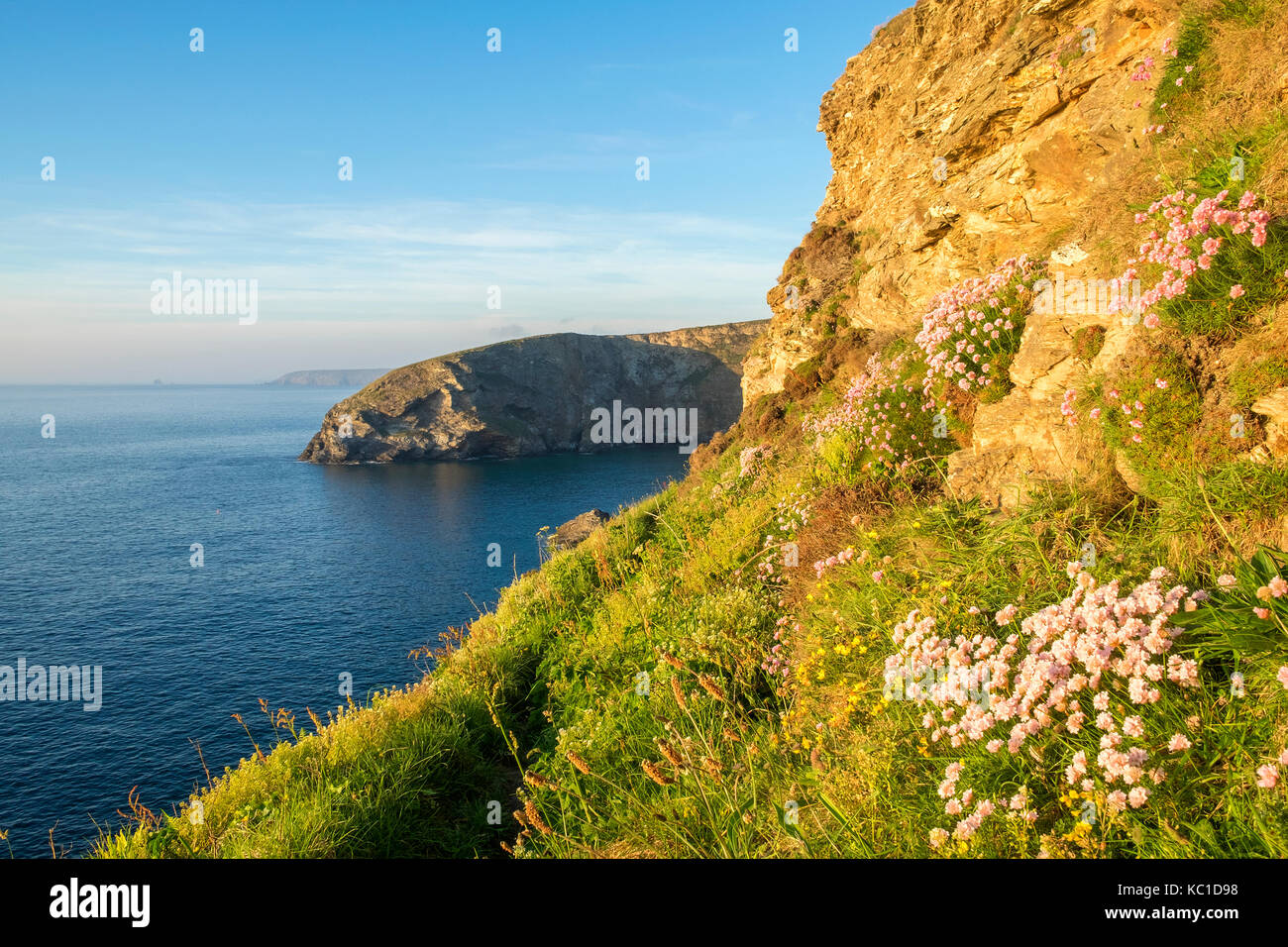 Sole serale sulla costa a nord di scogliere vicino portreath in Cornovaglia, Inghilterra, Regno Unito. Foto Stock