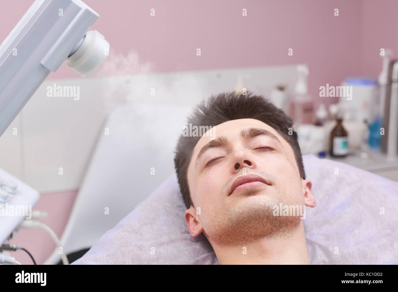 Faccia la cottura a vapore in clinica di bellezza. Foto Stock