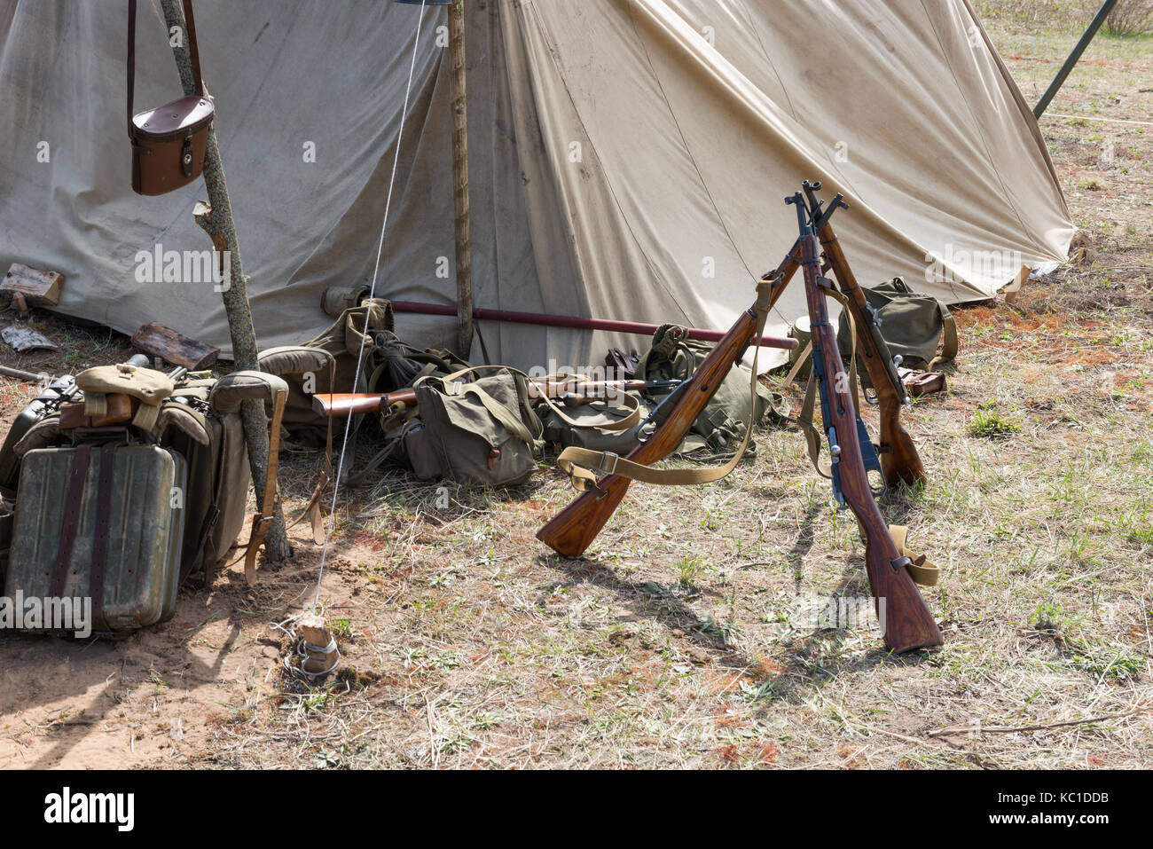 Armi e attrezzature in un accampamento militare durante la seconda guerra mondiale. ricostruzione storica Foto Stock