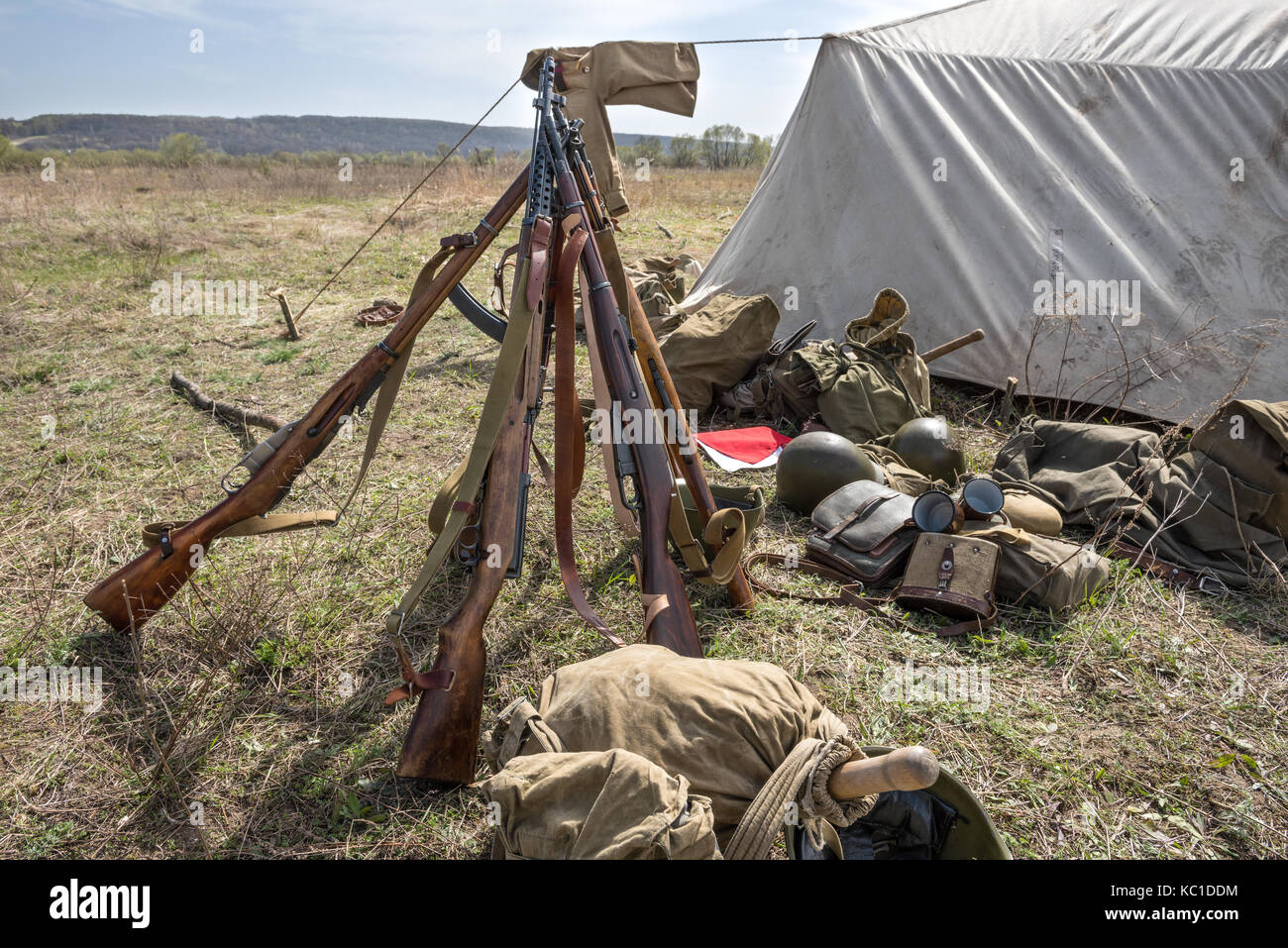 Armi e attrezzature in un accampamento militare durante la seconda guerra mondiale. ricostruzione storica Foto Stock