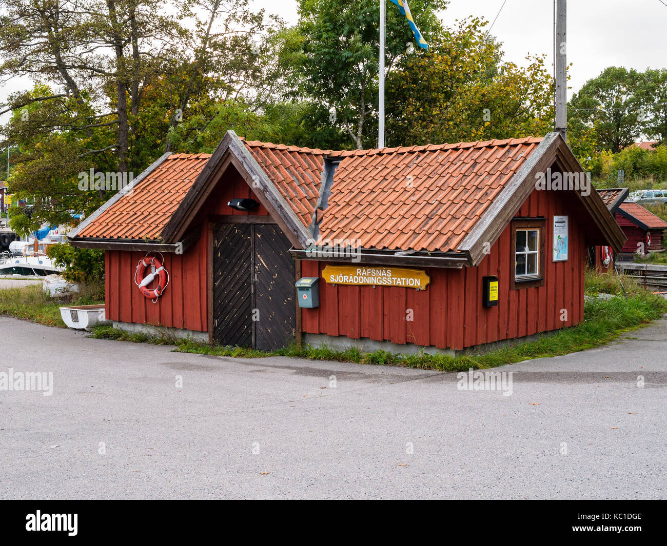 Casa della Società svedese di salvataggio marittimo nel porto di Räfsnäs , vicino a Grädddö, Rådmansö nell'arcipelago Roslagen, Stoccolma, Svezia, Europé. Foto Stock