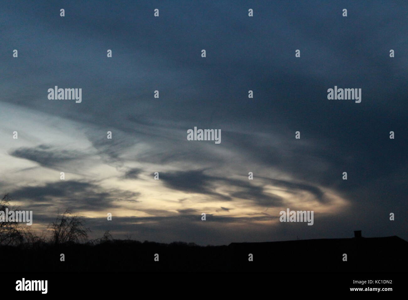 Tramonto attraverso le nuvole di vorticazione Foto Stock