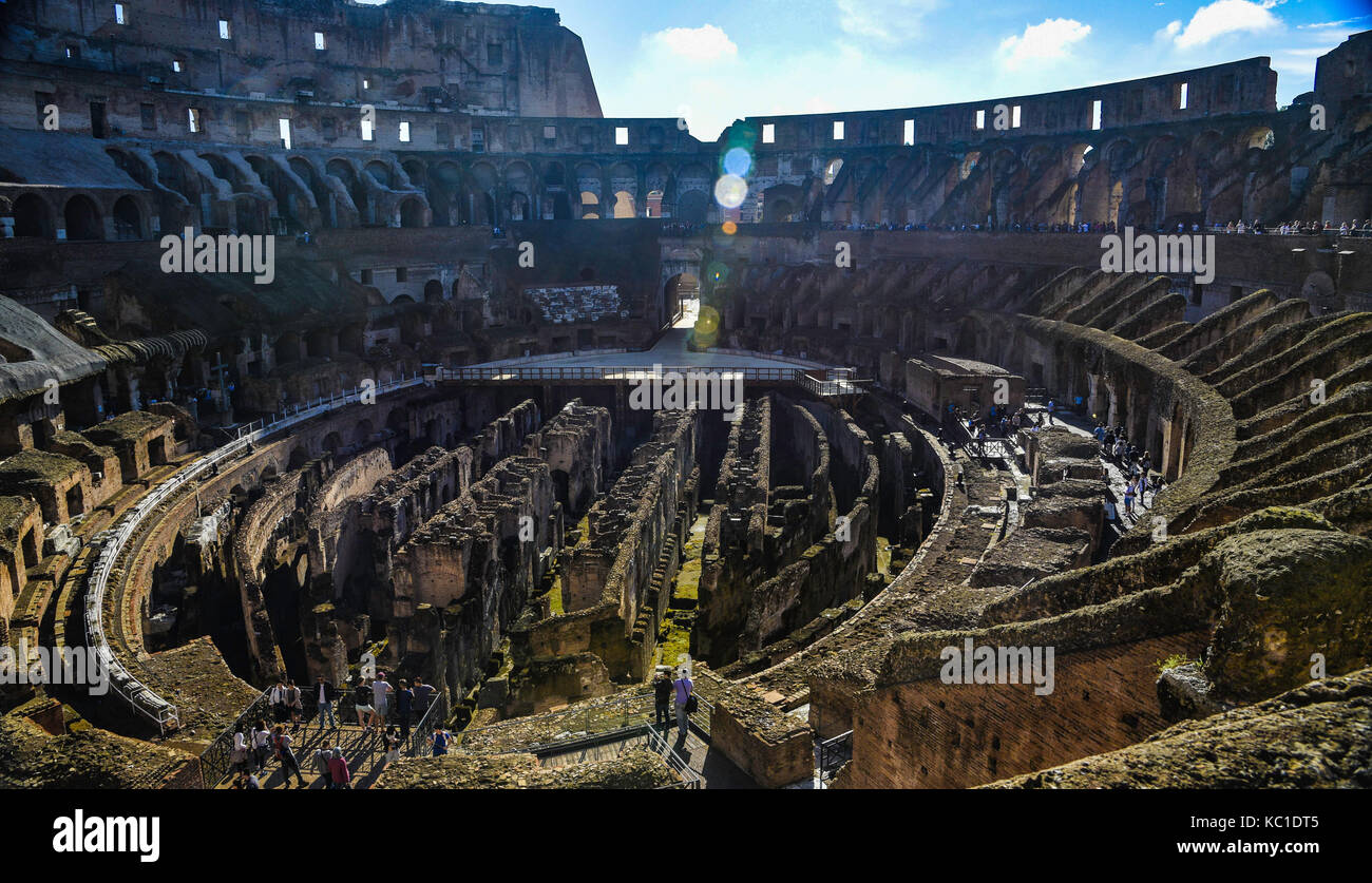 Interni e vedute esterne del Colosseo di Roma Foto Stock