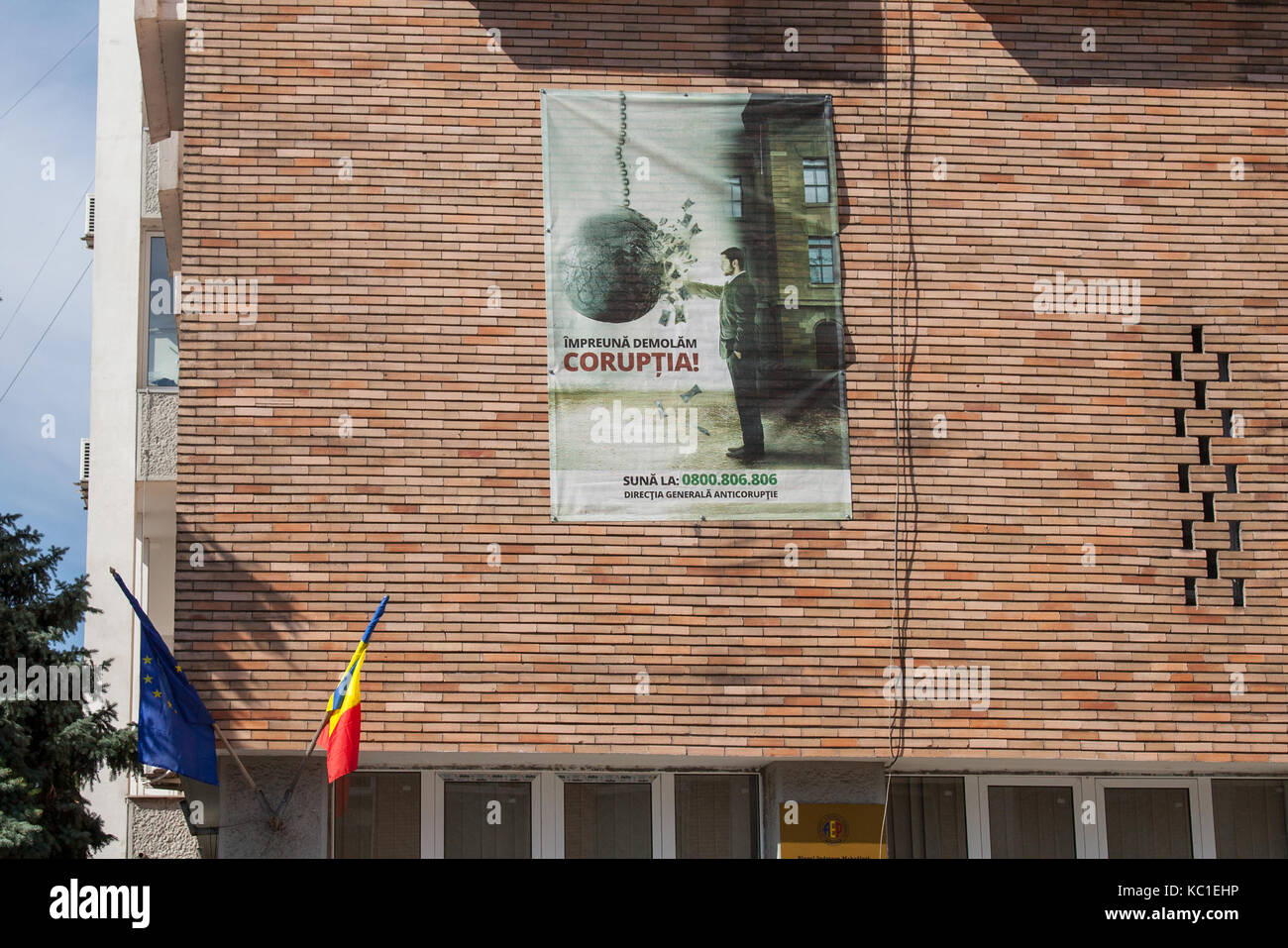 Drobeta Turnu Severin, Romania - 22 settembre 2017: anti corruzione poster esposto su un amministrazione statale parete hq in Turnu Severin Transilvania. Foto Stock