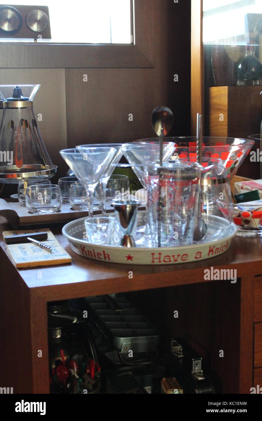 Divertente con bevande a casa Foto Stock