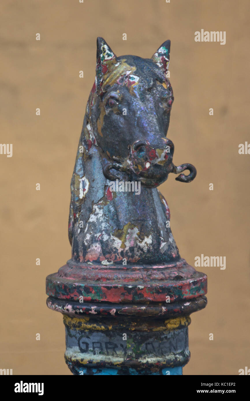 Primo piano della vecchia, ruvida testa di cavallo di aggancio superiore post. del quartiere francese, new orleans, in Louisiana. Foto Stock