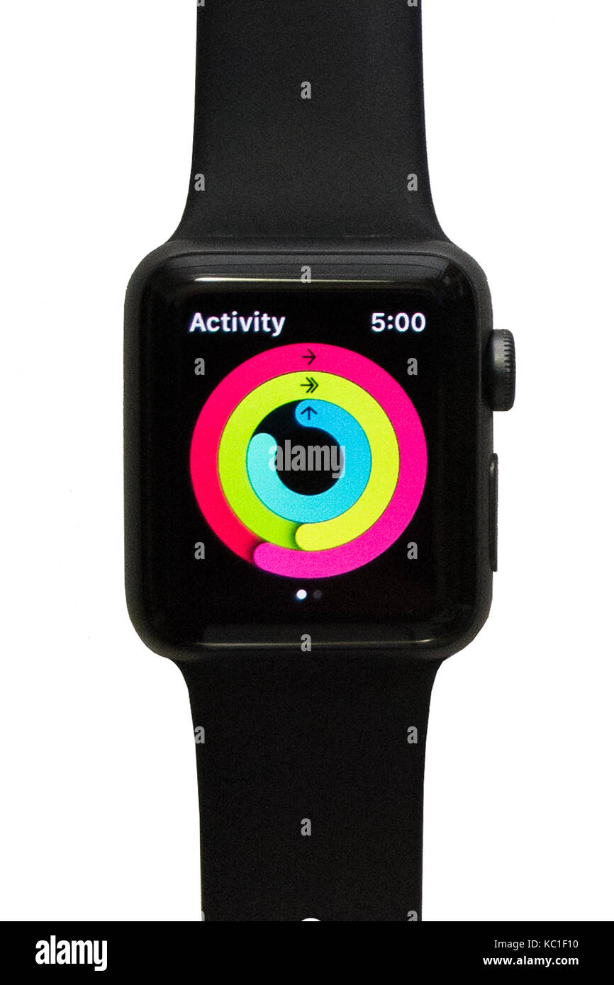 Apple Guarda serie 2 (38mm con spazio grigio alluminio nero con fascia sportiva) che mostra il anelli colorati della attività fitness tracker app. Foto Stock