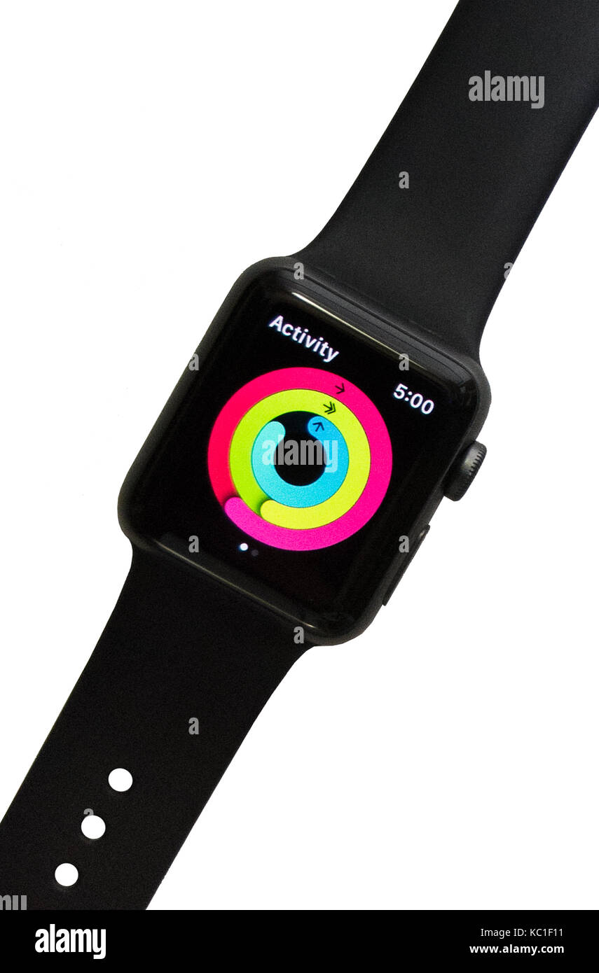 Apple Guarda serie 2 (38mm con spazio grigio alluminio nero con fascia sportiva) che mostra il anelli colorati della attività fitness tracker app. Foto Stock