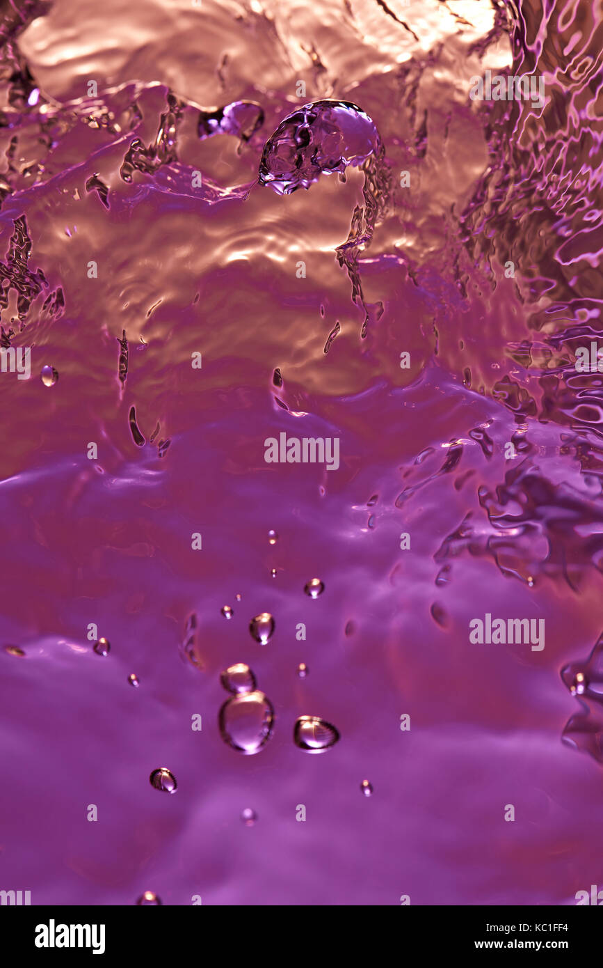 Abstract di gocce di acqua e bolle sul rosso e viola texture liquida Foto Stock