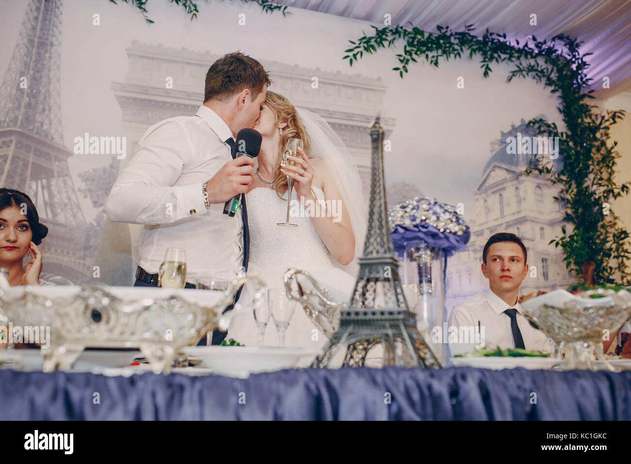 Ristorante matrimonio giovane kiss Foto Stock