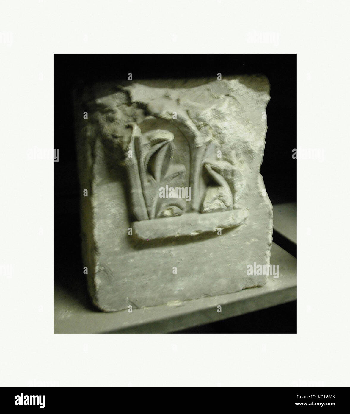 Capitale, 6th-VII secolo, trovato in Egitto, Saqqara, calcare, H. 12 3/16 in. (31 cm), scultura, nel 500s Apa (padre) Jeremias Foto Stock