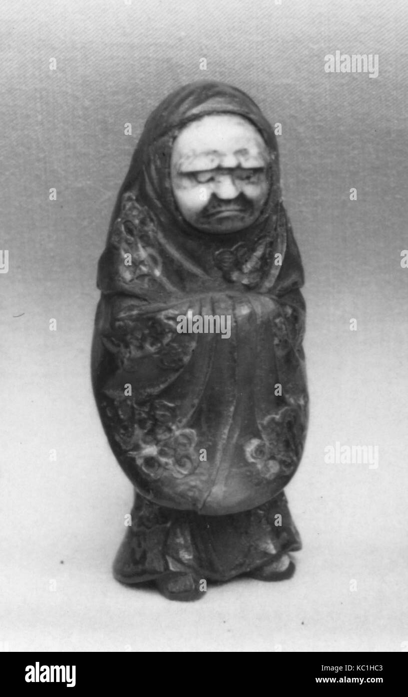 Netsuke di una vecchia donna, secolo XIX, Giappone, legno laccato, avorio, H. 2 1/4 in. (5.7 cm), Netsuke Foto Stock