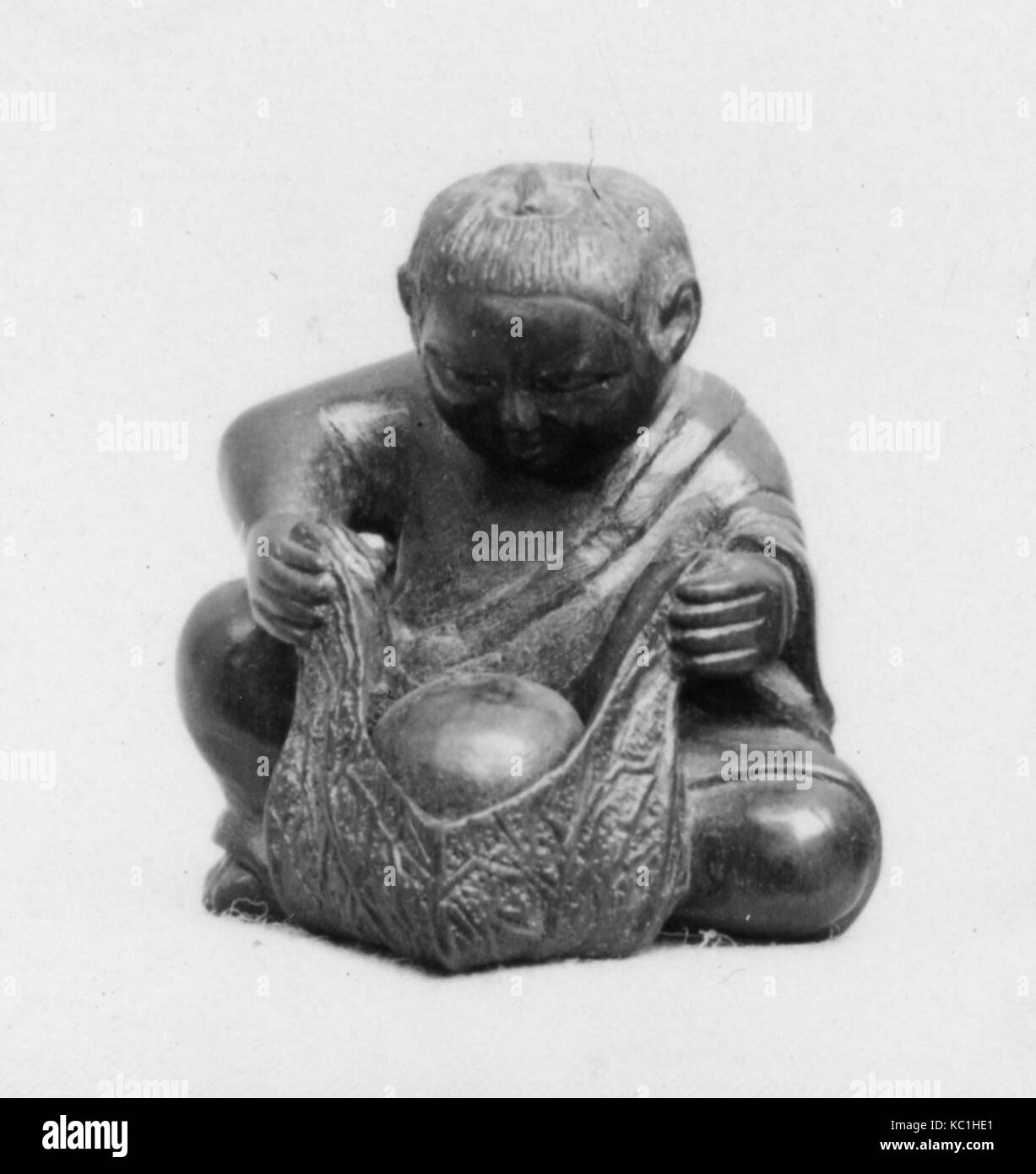 Netsuke, secolo XIX, Giappone, legno, H. 1 1/4 in. (3.2 cm), Netsuke Foto Stock