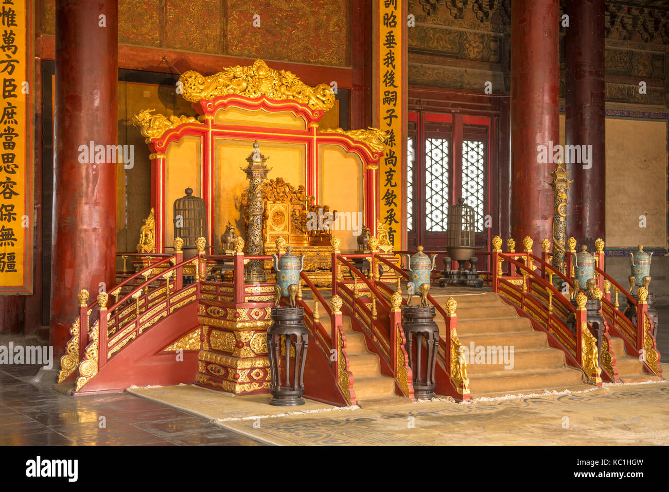 Trono nella sala della suprema armonia nella Città Proibita di Pechino, Cina Foto Stock
