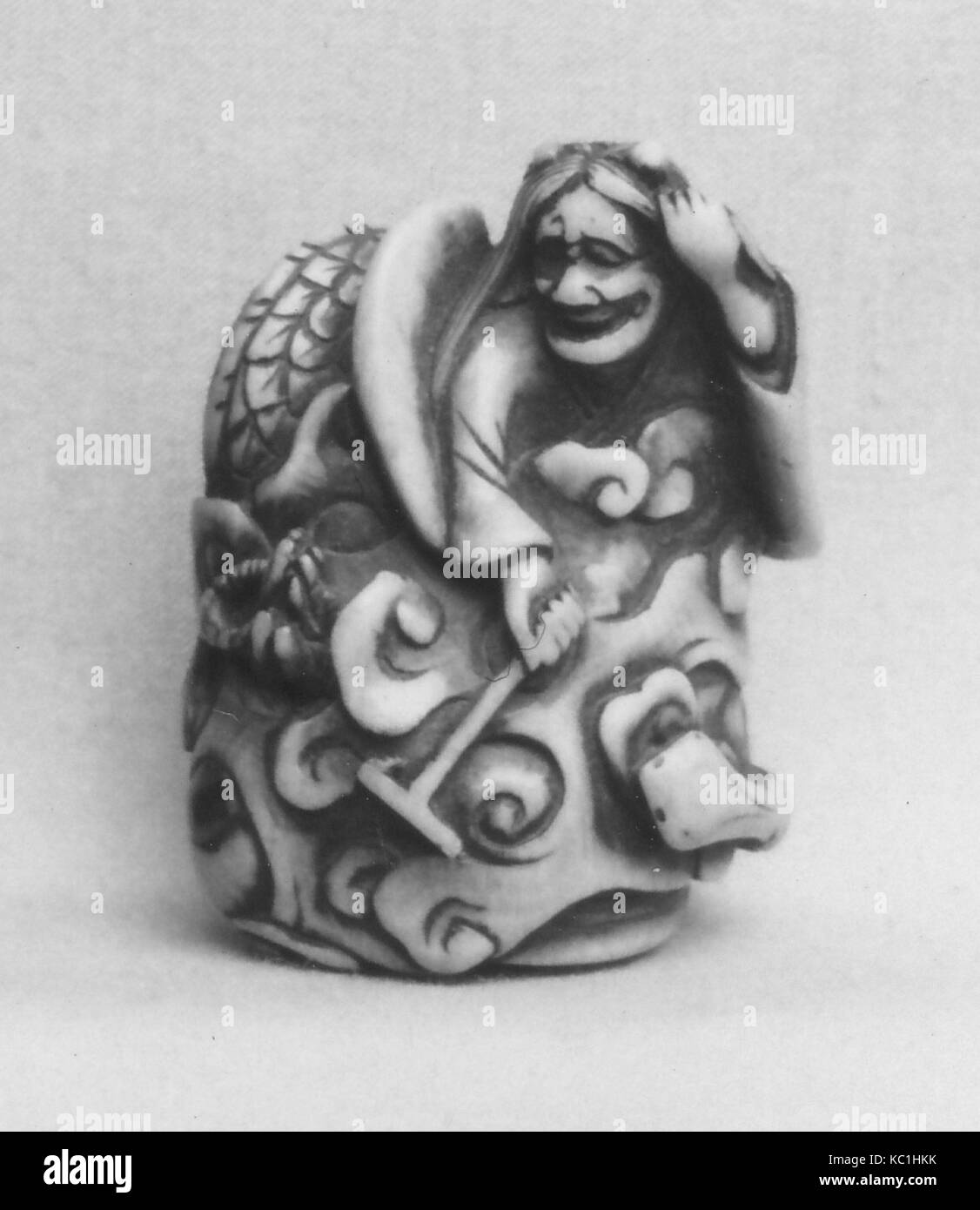 Netsuke nella forma di un demone, secolo XIX, Giappone, avorio intagliato nella forma di un demone, H. 1 5/8 in. (4.1 cm), Netsuke Foto Stock