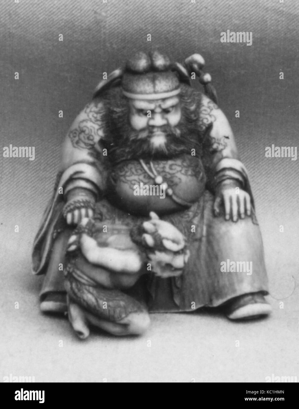 Netsuke di Shoki tenendo un demone da una cordicella, secolo XIX Foto Stock