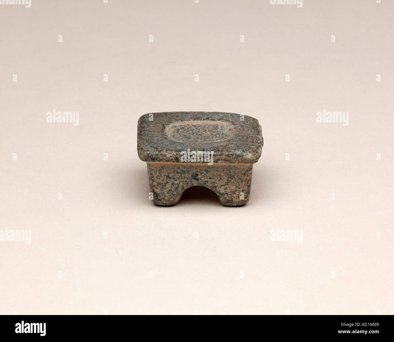 Kohl pot stand, Regno di Mezzo, Dynasty 12-13, ca. 1981-1640 A.C., dall'Egitto, Regione Memphite, Lisht Nord, cimitero, 1920-22 Foto Stock