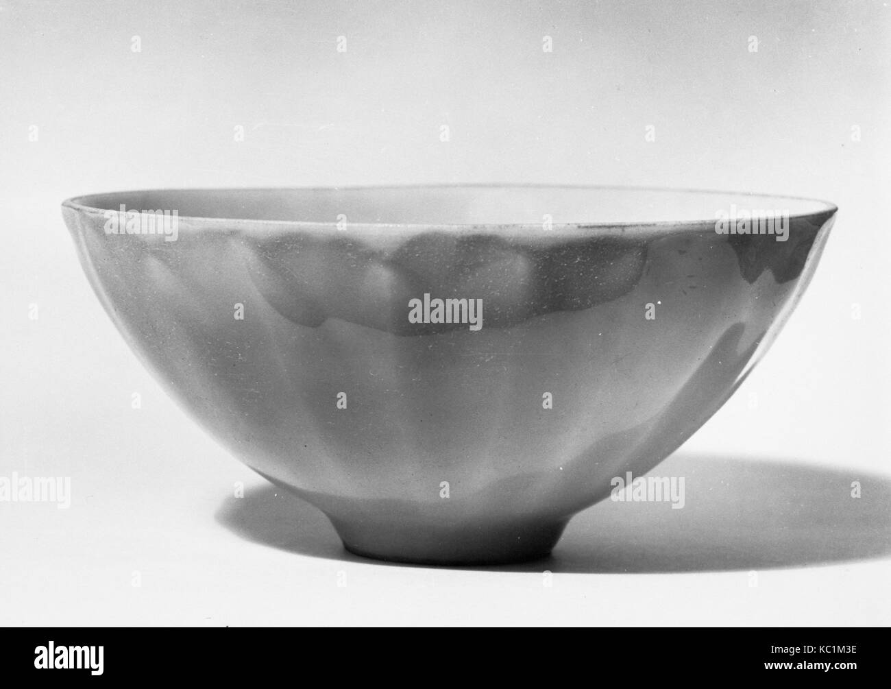 南宋 龍泉窯青瓷蓮瓣碗, ciotola, dinastia Southern Song (1127-1279), 12th-XIII secolo, Cina, gres con decorazione in rilievo Foto Stock