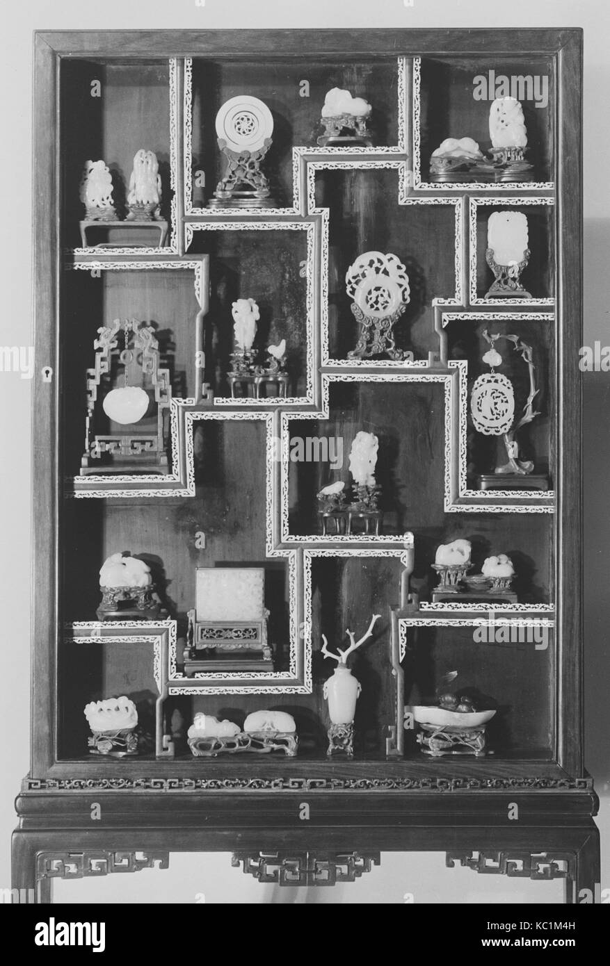 Vitrine contenente ornamenti Twenty-Three, XVIII-XIX secolo Foto Stock